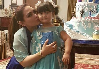 Ikut sang Nenek Ziarah, Cucu Nia Daniaty Sukses Curi Perhatian Lewat Wajahnya yang Disebut-sebut Duplikasi sang Mama!