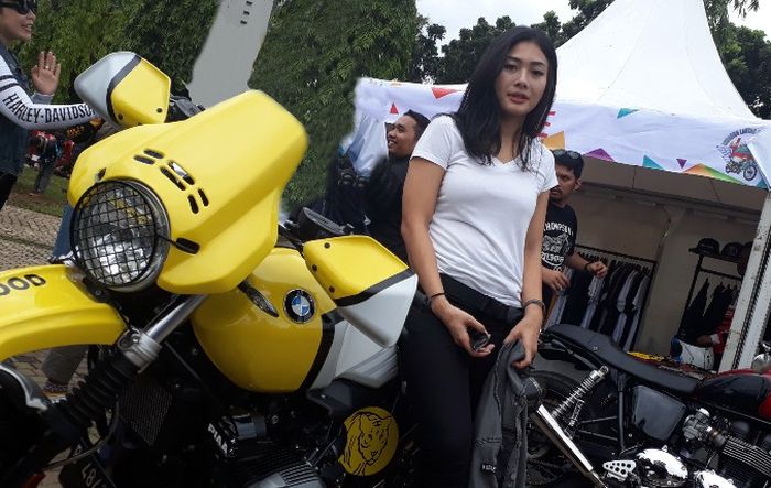Nabila Putri yang hobi naik motor