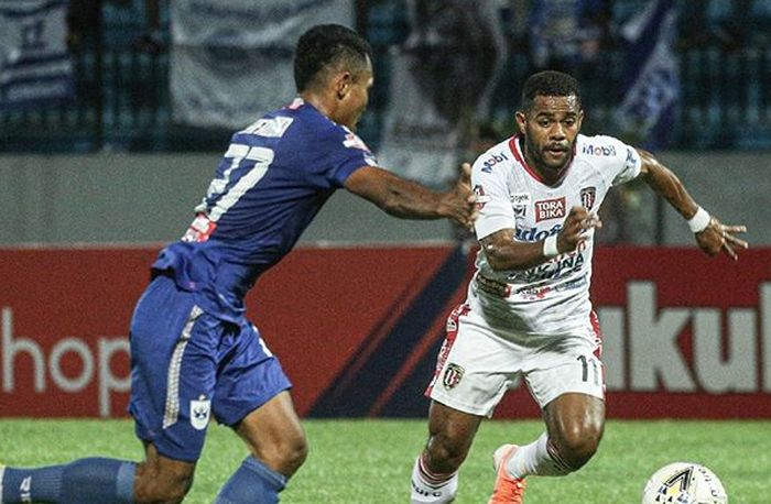 Pemain Bali United, Yabes Roni (kanan), berebut bola dengan bek PSIS Semarang, Safrudin Tahar, dalam laga tunda pekan ke-22 Liga 1 2019 di Stadion Moch Soebroto, Magelang, Jumat (15/11/2019).