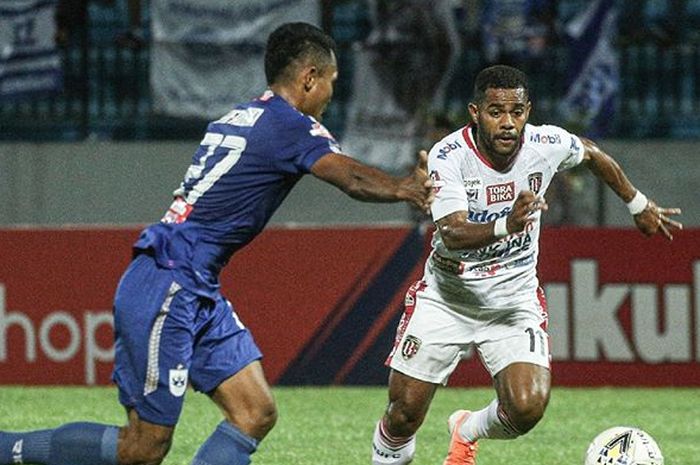 Pemain Bali United, Yabes Roni (kanan), berebut bola dengan bek PSIS Semarang, Safrudin Tahar, dalam laga tunda pekan ke-22 Liga 1 2019 di Stadion Moch Soebroto, Magelang, Jumat (15/11/2019).