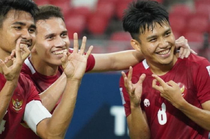 Asnawi Mangkualam Bahar, Egy Maulana Vikri, dan Witan Sulaeman selebrasi kelolosan Timnas Indonesia ke final Piala AFF 2020, Sabtu (25/12/2021), di Stadion Nasional, Singapura.