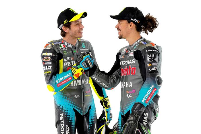 Duo pembalap MotoGP dari tim Petronas Yamaha, Valentino Rossi (kiri), dan Franco Morbidelli.