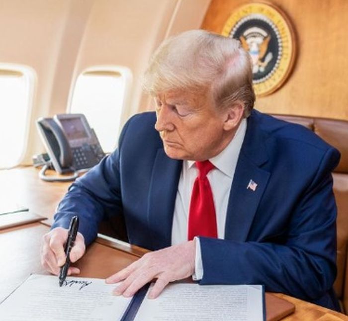 Donald Trump cabut lockdown