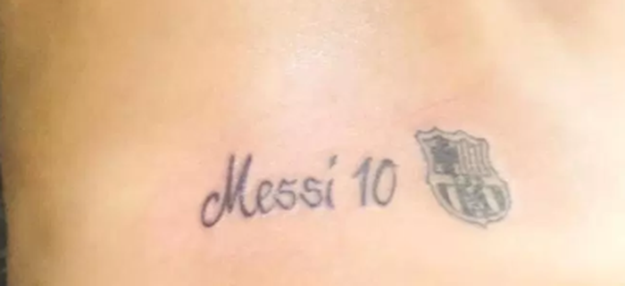 Tato bertuliskan nama Messi di punggung bawah Suzy Cortez