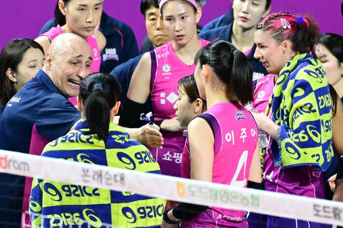 Pelatih Incheon Heungkuk Life Pink Spiders, Marcello Abbondanza, memberikan arahan ke anak asuhnya saat menghadapi GS Caltex Seoul KIXX pada laga terakhir musim reguler Liga Voli Korea, Jumat 15 Maret 2024