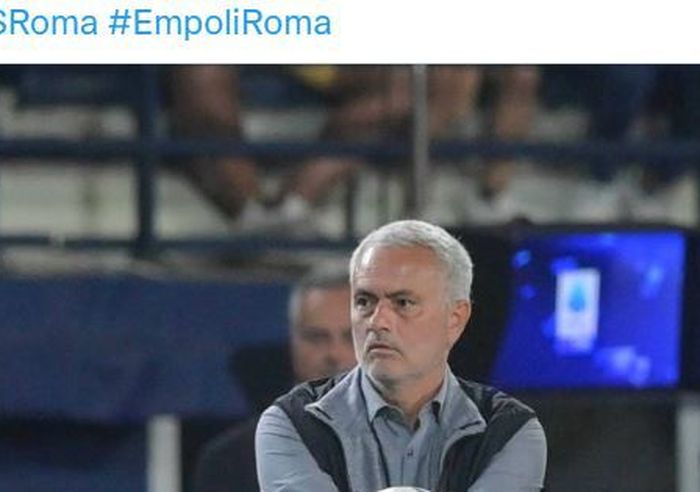 Ekspresi pelatih AS Roma, Jose Mourinho, dalam laga Liga Italia kontra Empoli di Stadion Carlo Castellani, Senin (12/9/2022).