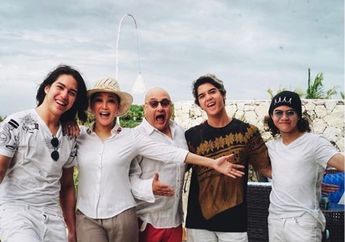Tajir Maksimal Sampai Bagi-bagi THR ke 3 Putranya, Maia Estianty dan Irwan Mussry Berhasil Bikin Netizen Ngiler Usai Liat Tebal Amplopnya: Kayaknya Cukup Buat Makan Satu Bulan Tuh..