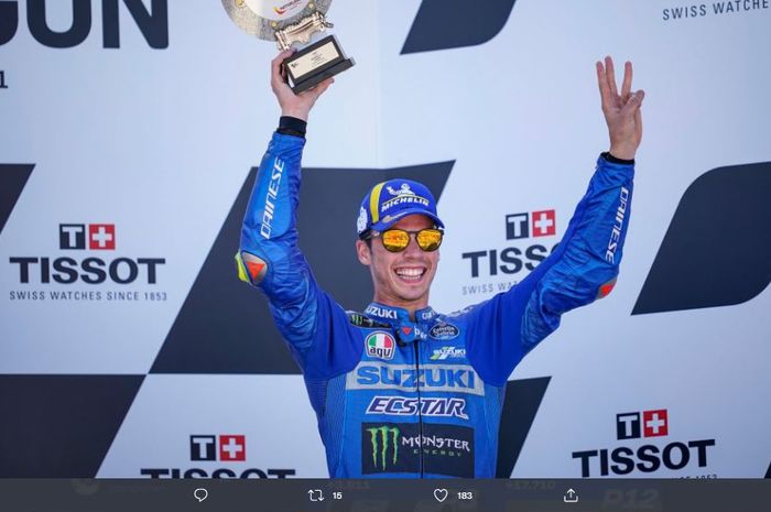 Pembalap Suzuki Ecstar, Joan Mir, saat merayakan kesuksesan mendapat podium ketiga pada MotoGP Aragon 2021 di Sirkuit MotorLand, Teruel, Spanyol, Minggu (12/9/2021).