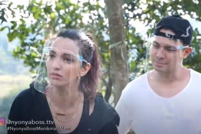 Begini reaksi Nia Ramadhani saat disinggung soal karyawan di perusahaan Ardi Bakrie yang gajinya belum dibayar.