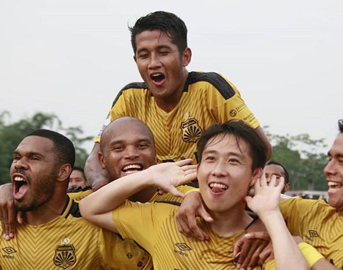 Lee Yu-jun bersama para pemain Bhayangkara FC merayakan gol di Piala Indonesia 2018.