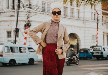 5 Gaya Edgy dengan Blazer Buat Hijabers ala Ana Octarina. Tiru Yuk!