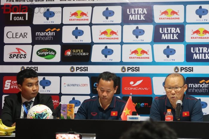 Pelatih timnas Vietnam, Park Hang Seo (kanan), saat sesi jumpa pers usai laga melawan timnas Indonesia dalam lanjutan Kualifikasi Piala Dunia 2022 di Stadion Kapten I Wayan Dipta, Bali, Selasa (15/10/2019).