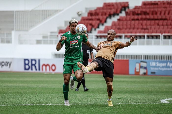 Suasana laga PSS Sleman melawan Bhayangkara FC pada pekan ke-12 Liga 1 2022/2023.