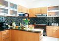 Merapikan Isi Dapur yang Berantakan, Gunakan Sekat Kayu di Dalam Laci