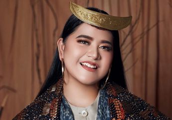Putri Jokowi Kahiyang Ayu Foto Dililit Ular, Netizen: Serem Banget!