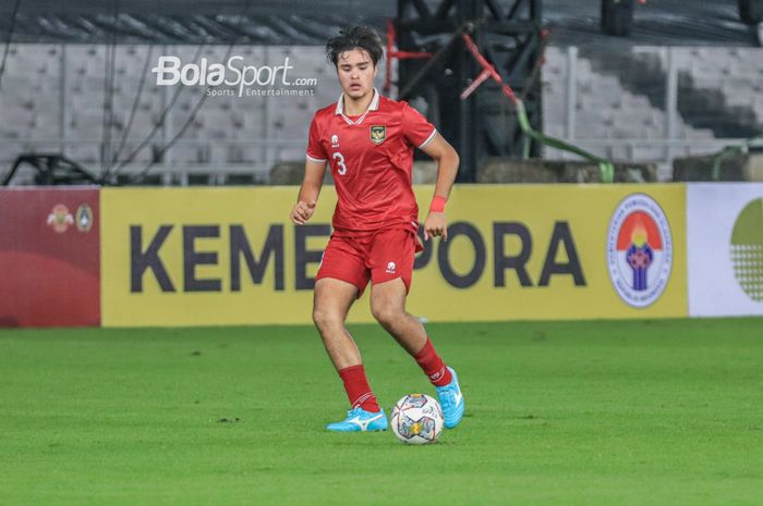 Pemain timnas U-20 Indonesia, Brandon Marsel Scheunemann, sedang menguasai bola dalam laga turnamen Mini Internasional di Stadion Gelora Bung Karno, Senayan, Jakarta, Jumat (17/2/2023).