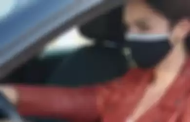 Kendarai mobil wajib pakai masker (ilustrasi).