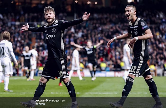 Pemain Ajax Amstrerdam, Lasse Schoene , melakukan selebrasi seusai mencetak gol ke gawnag Real Madrid dalam partai Liga Champions di Estadio Santiago Bernabeu, Selasa (5/3/2019)