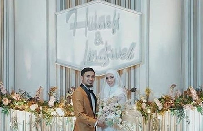 Hulaefi dan Lindswell saat di pelaminan