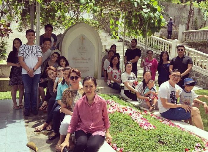 Keluarga Wayan Mirna Salihin saat berkunjung ke makam.