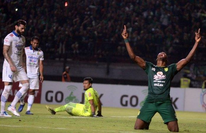 Penyerang Persebaya Surabaya Amido Balde melakukan selebrasi usai menjebol gawang Persib Bandung. 