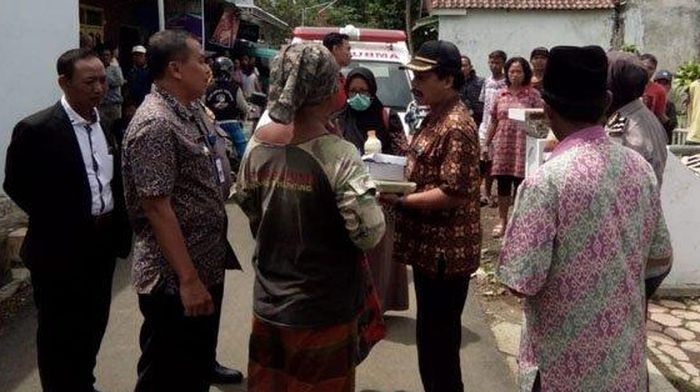 Muspika Kecamatan Pakis melakukan evakuasi empat orang anak dari AR (62) warga Desa Banjarejo, Kecamatan Pakis, Kabupaten Malang, Jumat (3/1/2020).