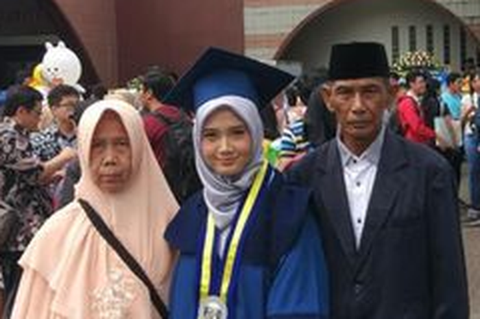 Beberapa orang mungkin masih ingat, tahun lalu media sempat ramai dengan sosok Herawati, anak tukang becak yang berprestasi.