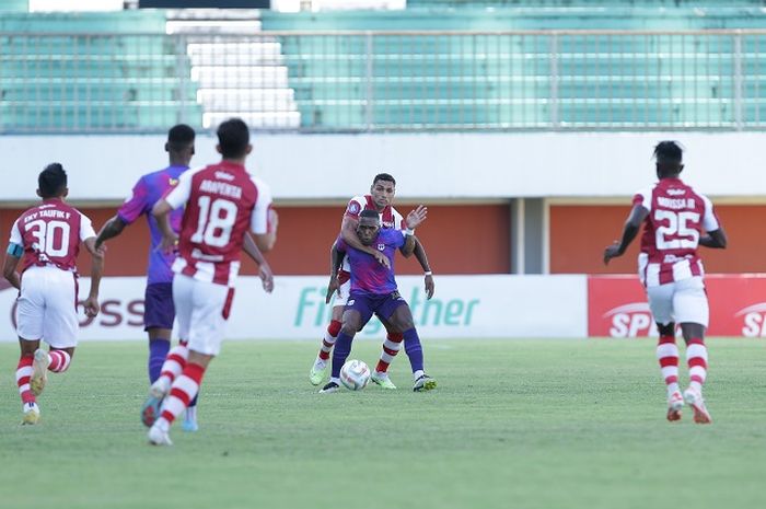 Suasana pertandingan antara Persis Solo melawan RANS Nusantara FC dalam laga pekan ke-13 Liga 1 23/2024 di Stadion Maguwoharjo, Sleman, Jumat (22/9/2023).