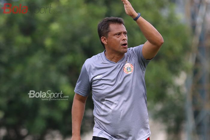 Pelatih Persija Jakarta, Sergio Farias, ketika memberikan arahan kepada timnya di Lapangan Sutasoma Halim, Jakarta Timur (9/3/2020)