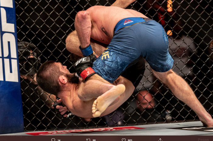 Momen Khabib Nurmagomedov (bawah) saat melancarkan triangle choke kepada Justin Gaethje (atas) di UFC 254 silam (25/10/2020).