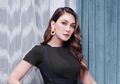 Kayak Nggak Pakai Celana, Luna Maya Tampil Seksi Pakai Kemeja Putih Pamer Kaki Mulus di Acara Baby Shower Sahabat