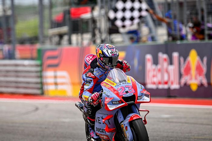 Kehebatan Enea Bastianini di MotoGP 2022 mendatangkan pujian dari pembalap tim utama Ducati, Jack Miller.