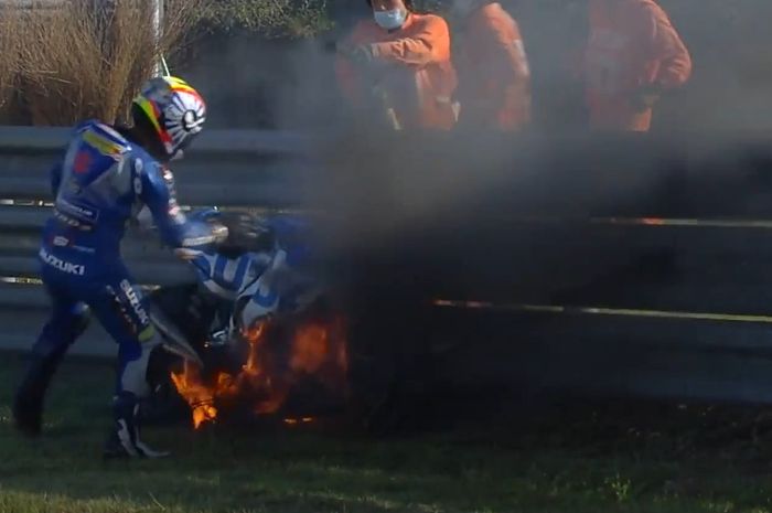 Insiden kebakaran motor Suzuki yang dikendarai Takuya Tsuda di MotoGP Jepang 2022 (27/9/2022).