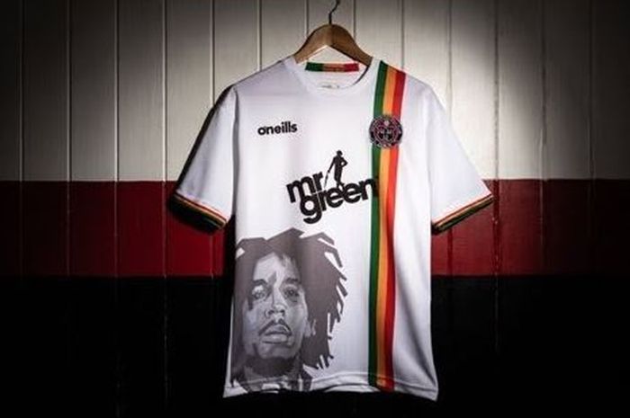 Jersey klub asal Irlandia, Bohemian FC, dengan desain wajah Bob Marley.