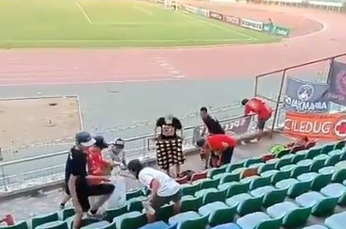 Aksi The Jakmania membersihkan sampah di Stadion Thuwanna, Myanmar, mendapat sorotan media asing.