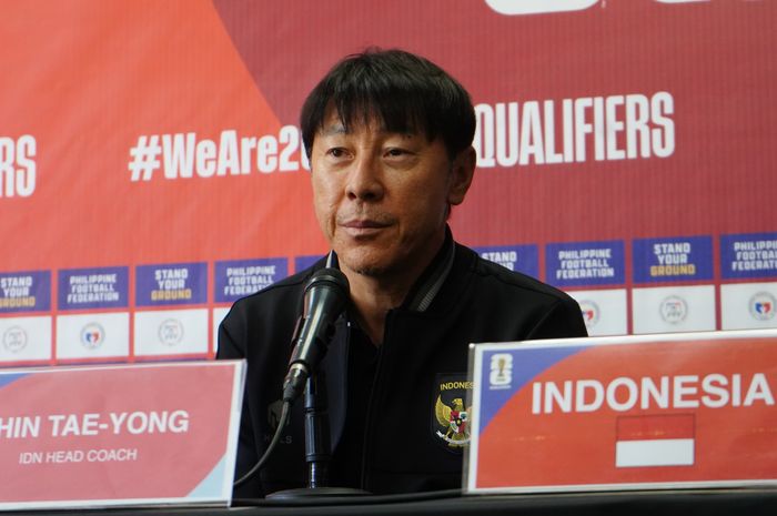 Pelatih timnas Indonesia, Shin Tae-yong saat menghadiri konferensi pers jelang laga lawan Filipina di Stadion Rizal Memorial, Manila, Senin (20/11/2023).