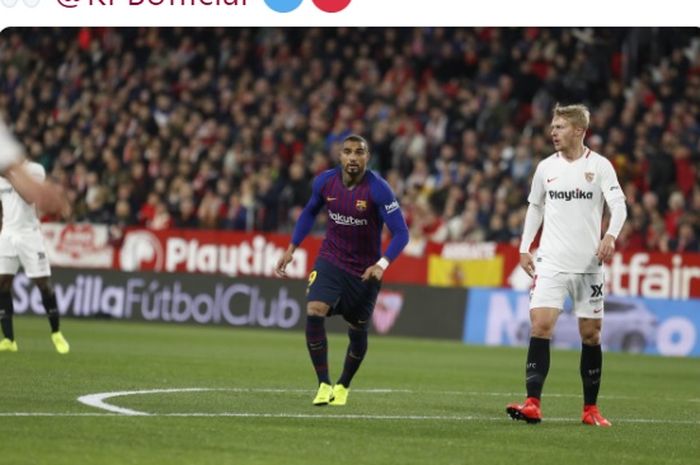 Penyerang FC Barcelona, Kevin-Prince Boateng, beraksi dalam laga pertama perempat final Copa del Rey melawan Sevilla di Stadion Ramon Sanchez Pizjuan pada 23 Januari 2019.