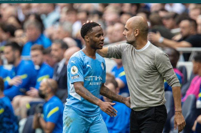 Pep Guardiola dan Raheem Sterling dalam satu laga Manchester City di Liga Inggris 2021-2022.