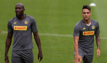 Romelu Lukaku (kiri) dan Lautaro Martinez dalam sesi latihan Inter Milan di Koeln, Jerman (20/8/2020).
