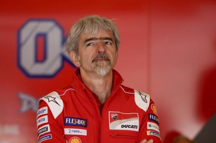 General Manager Ducati Corse, Luigi Dall'Igna, terlihat berada di dalam garasi salah satu pebalapnya