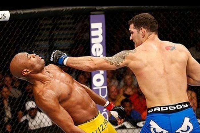 Momen duel legendaris antara, Chris Weidman (kanan) dan legenda UFC, Anderson Silva (kiri).
