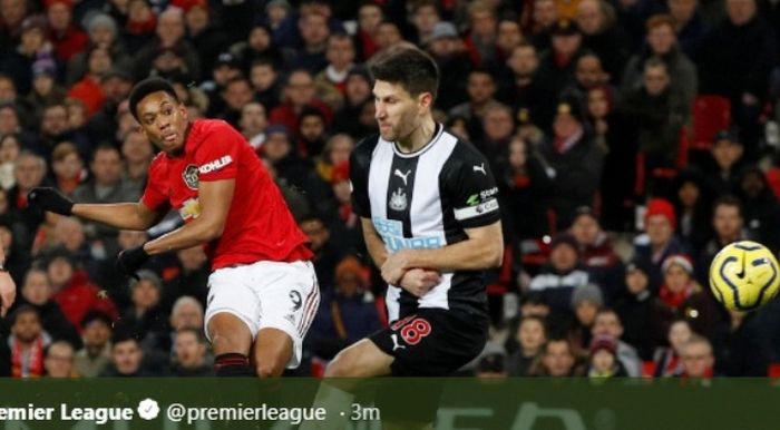 Striker Manchester United, Anthony Martial, menjebol gawang Newcastle United pada laga Liga Inggris di Old Trafford, Kamis (26/12/2019).
