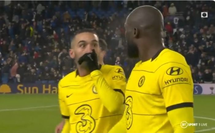 Dua bintang Chelsea, Hakim Ziyech dan Romelu Lukaku, adu mulut di tengah laga kontra Brighton.