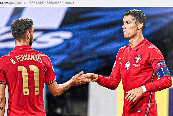 Gelandang timnas Portugal, Bruno Fernandes, melakukan selebrasi bareng Cristiano Ronaldo.