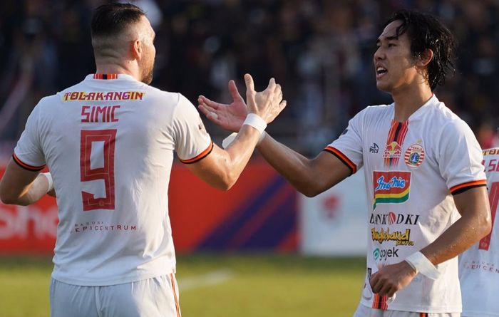 Pemain Persija Jakarta, Ryuji Utomo merayakan golnya ke gawang Semen Padang bersama Marko Simic di Stadion Haji Agus Salim, Kamis (7/11/2019).