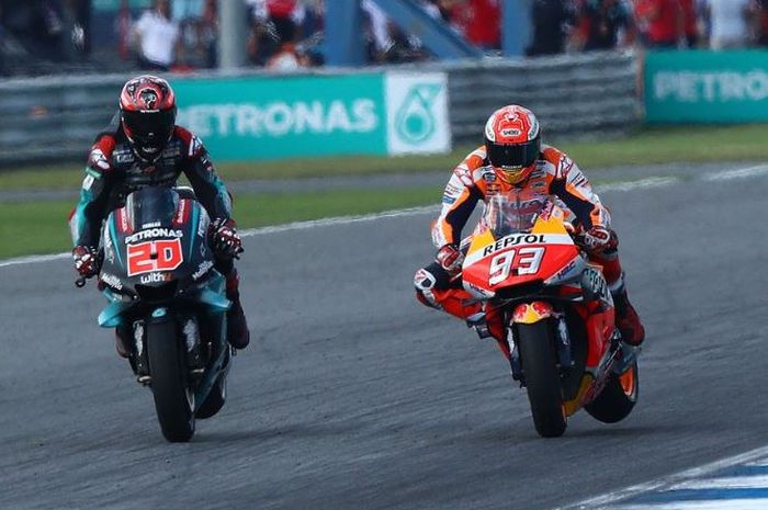 Momen saat Fabio Quartararo (Kiri) berduel dengan Marc Marquez (Kanan) pada balapan MotoGP Thailand 2019, Minggu (6/10/2019)