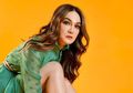 Tampil Santuy di Atas Kasur Hotel, Tas Pink Luna Maya Justru Bikin Salfok, Mahal Nggak Ya?