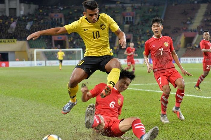 Aksi penyerang pengganti timnas U-23 Malaysia, Safawi Rasid (10) melompati salah satu pemain timnas U-23 Laos pada lanjutan Kualifikasi Piala Asia U-23 2020 untuk Grup J di Stadion Shah Alam, Selangor, 24 Maret 2019.