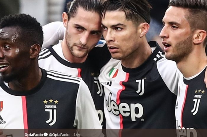 Cristiano Ronaldo merayakan gol yang dicetaknya ke gawang Udinese bersama rekan-rekannya.