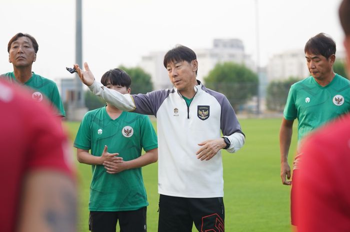 Pelatih timnas Indonesia, Shin Tae-yong, saat memimpin latihan di kompleks sekitar Stadion Internasional Basra, Irak, Minggu (12/11/2023).